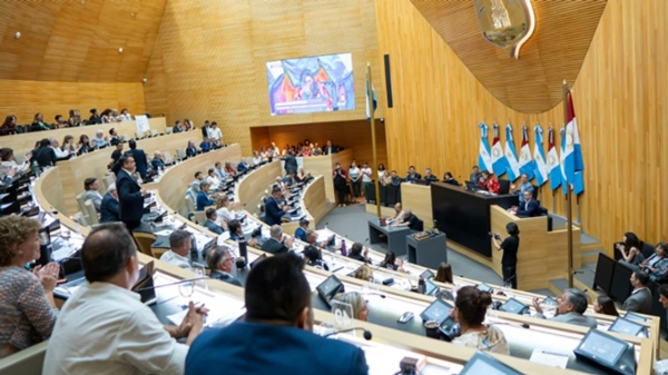 Mientras Llaryora anuncia 