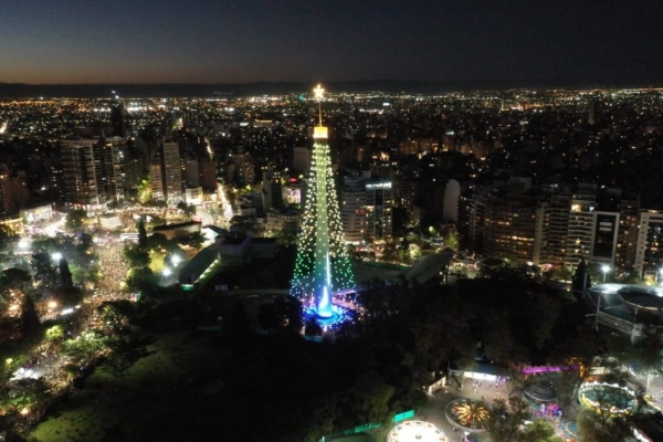 Córdoba encendió su árbol de Navidad, uno de los más grandes de Sudamérica