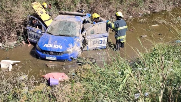 Grave accidente en Bell Ville: patrullero con policías termina en zanja durante persecución