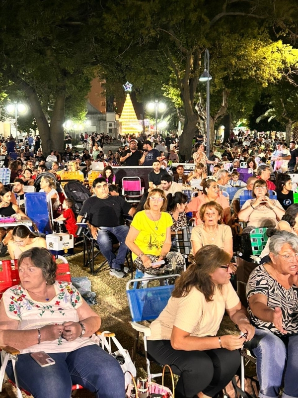 Gran convocatoria en el Anfiteatro Municipal para la primera noche de verano