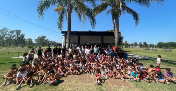 Las Colonias municipales de verano reúnen a más de 450 niños en espacios deportivos de la ciudad
