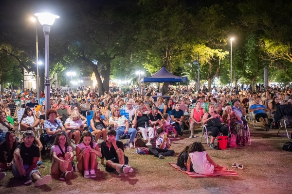 Multitudinaria tercera noche de “Verano en el Anfi” con Carolina López, La Banda Impulso y Florencia Porcel
