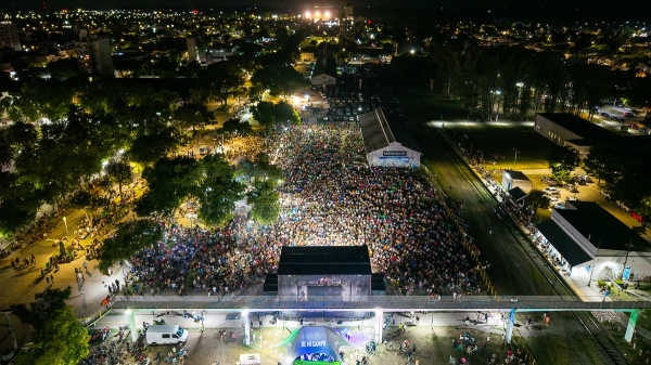 Folklore en el Predio del Ferrocarril: miles de personas disfrutaron del cierre de Lázaro Caballero