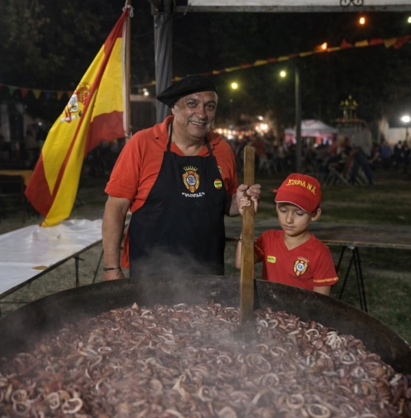 La Sociedad Española brilló en la Fiesta de las Colectividades con paella y rabas que definen la gastronomía ibérica