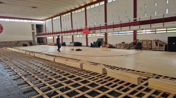 Avanzan las obras del piso del gimnasio del Club Argentino