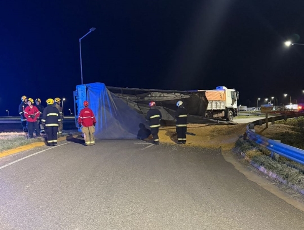 Vuelco de camión cargado con cereal en acceso a la autopista sin personas lesionadas