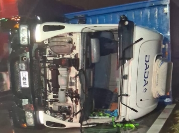 Fuertes vientos provocan dos vuelcos de camiones y un colectivo varado en la autopista Rosario-Córdoba