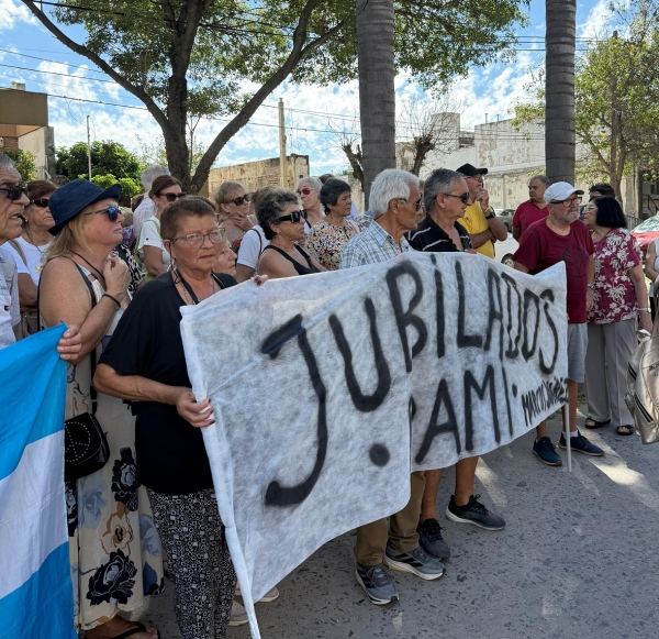 Masiva movilización de jubilados en Marcos Juárez contra el PAMI por el traslado de prestaciones a Villa María
