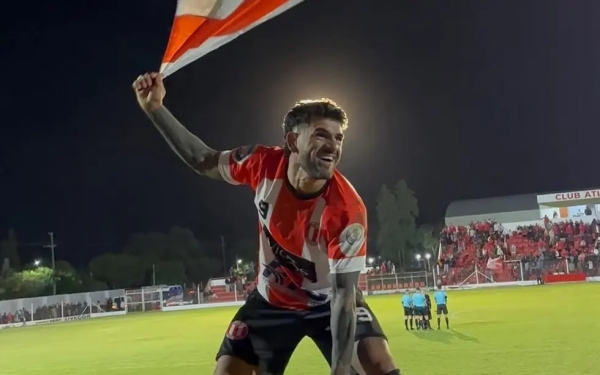 Tiene 40 años, jugó en todo el mundo y está a dos partidos de la gloria en Marcos Juárez