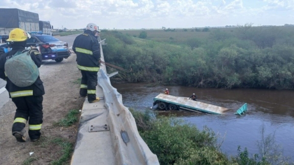 Buscan al chofer del camión que cayó al arroyo Tortugas en la autopista Rosario-Córdoba