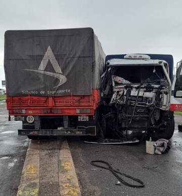 Un chofer fue rescatado tras choque entre dos camiones en Ruta 9 en Armstrong
