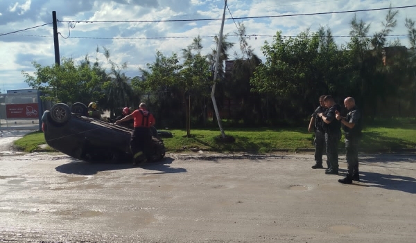 Un automóvil volcó tras impactar contra un poste en Marcos Juárez: el conductor sufrió lesiones leves