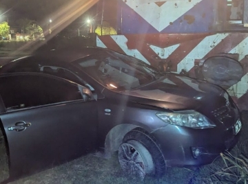 Violento choque entre tren y auto en Armstrong: un herido y operativo de emergencia