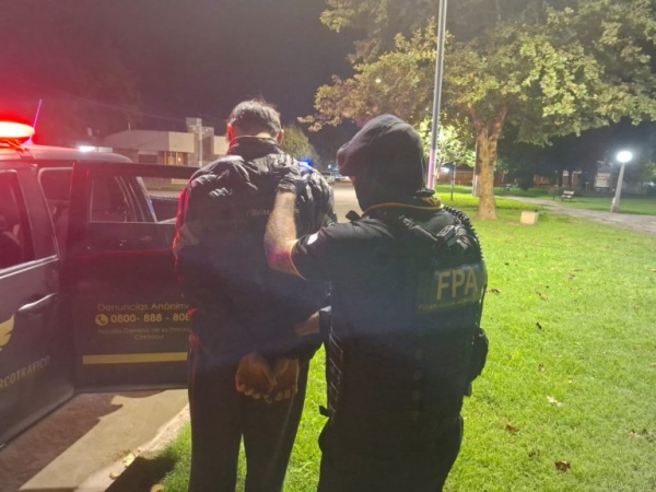 Detienen a un joven de 21 años en plaza Sarmiento con dosis de marihuana