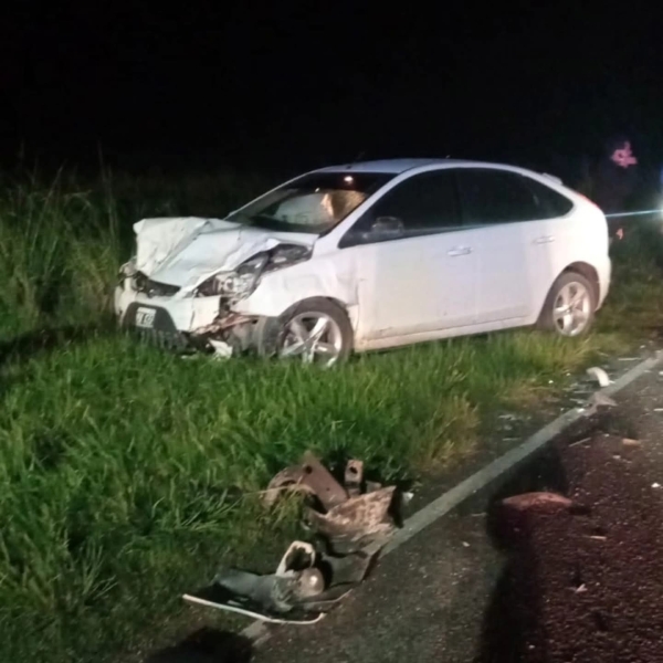 Un auto perdió el control en Ruta 6 chocó contra un camión y dejó heridos graves