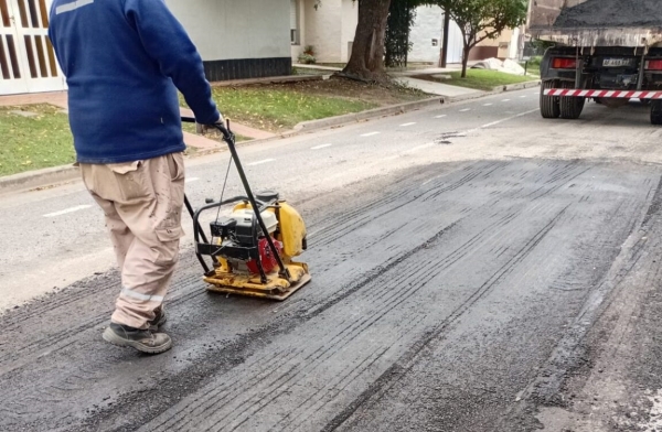 Avanzan con mejoras urbanas: asfalto en frío, alumbrado y mantenimiento de espacios públicos