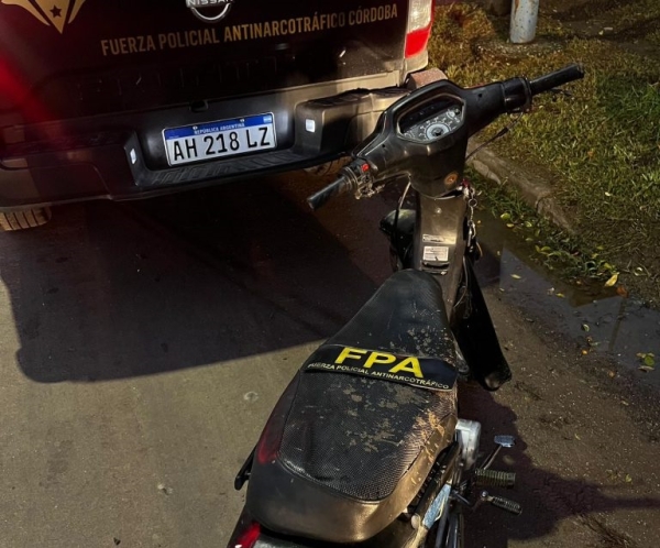Intentó huir en una motocicleta tras agredir a los oficiales y terminó detenido