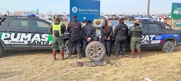Quedaron detenidos en plena Agroactiva por robar la auxiliar de una camioneta