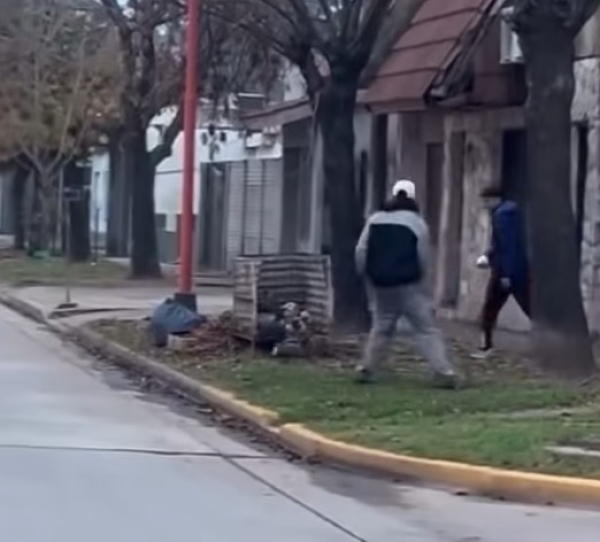 Repudio en Armstrong: jóvenes patearon a una comadreja 
