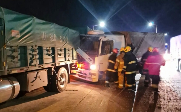 Choque entre dos camiones en Marcos Juárez: gran cantidad de cereal quedó derramada sobre la calzada