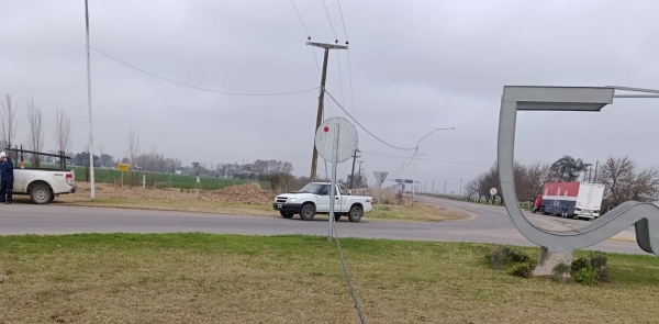 Un camión con exceso de peso dañó el tendido eléctrico en la rotonda de acceso a Marcos Juárez