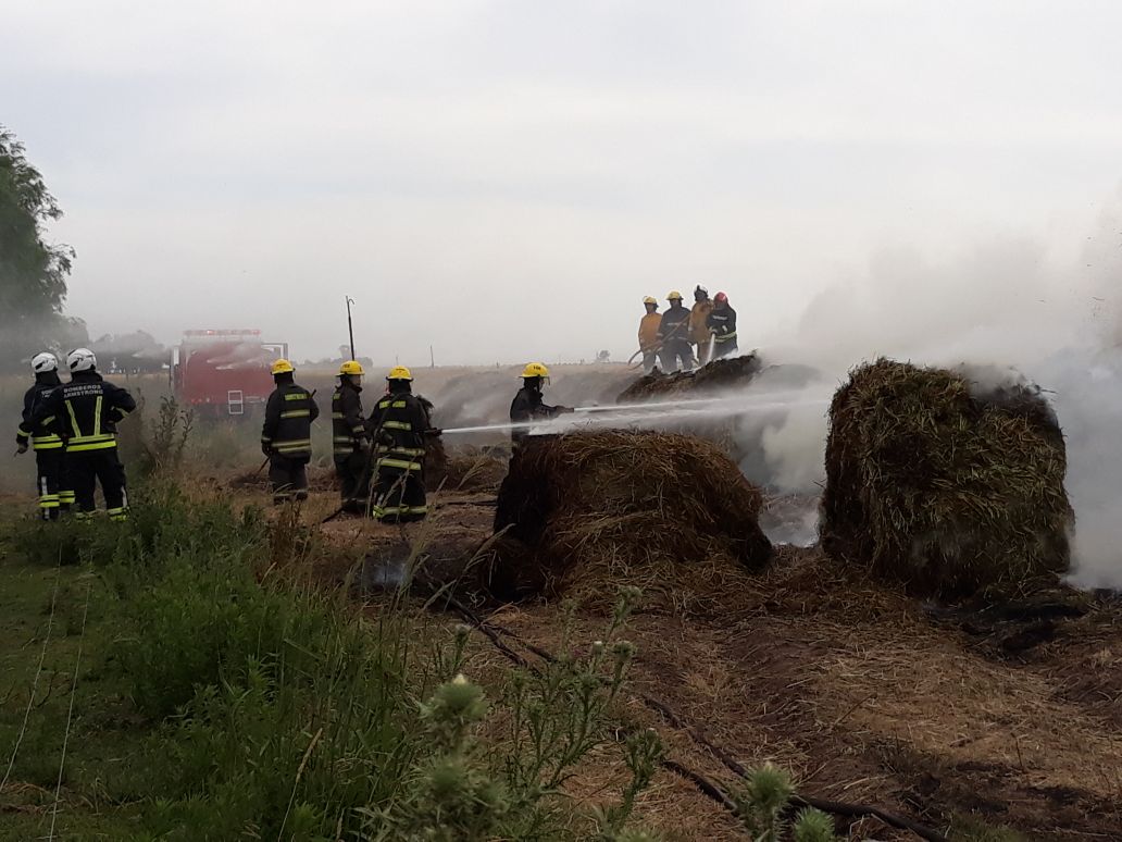 Armstrong: incendio de rollos de fardo en zona rural