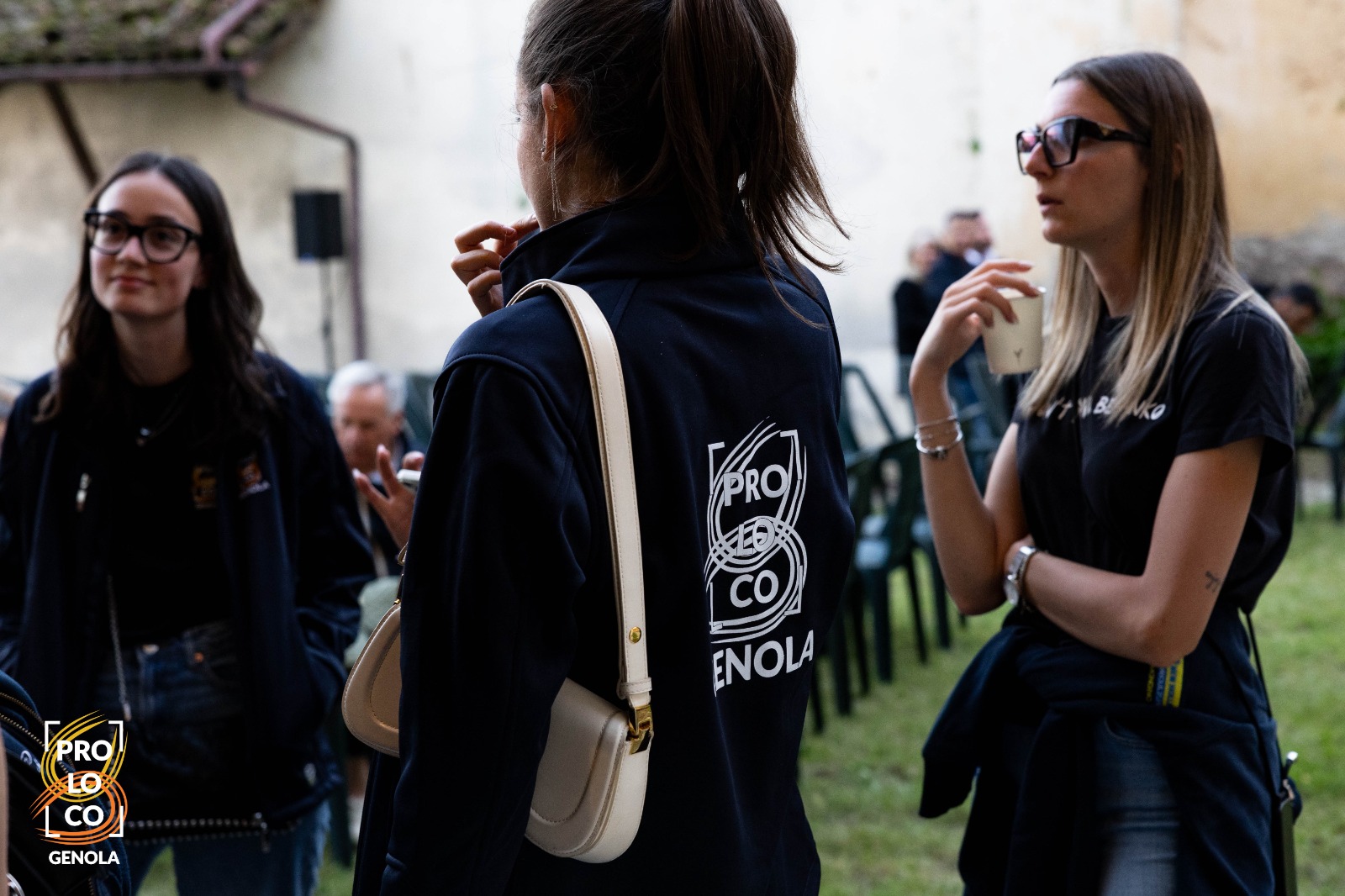 La cantante Carolina López brilla en Italia y emociona a Genola con su música