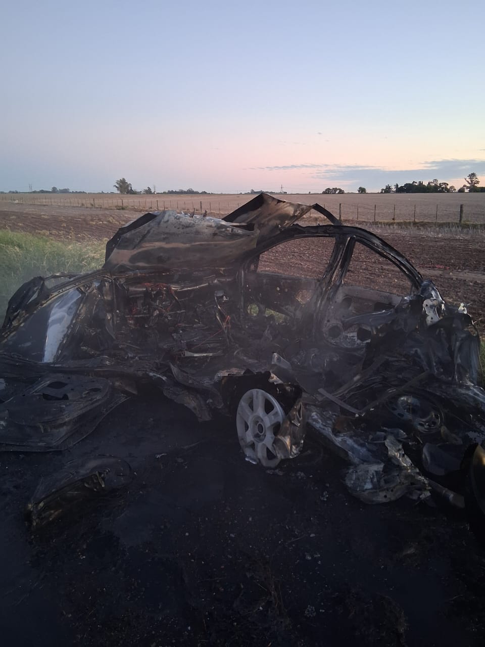 Impresionante incendio de un auto en la ruta 178 pero no hubo heridos