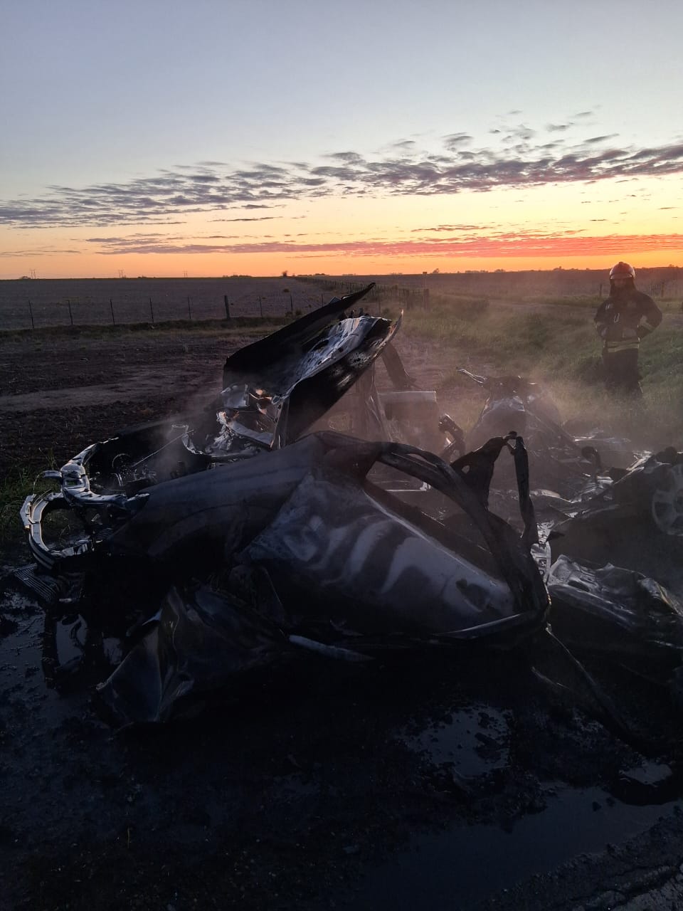 Impresionante incendio de un auto en la ruta 178 pero no hubo heridos