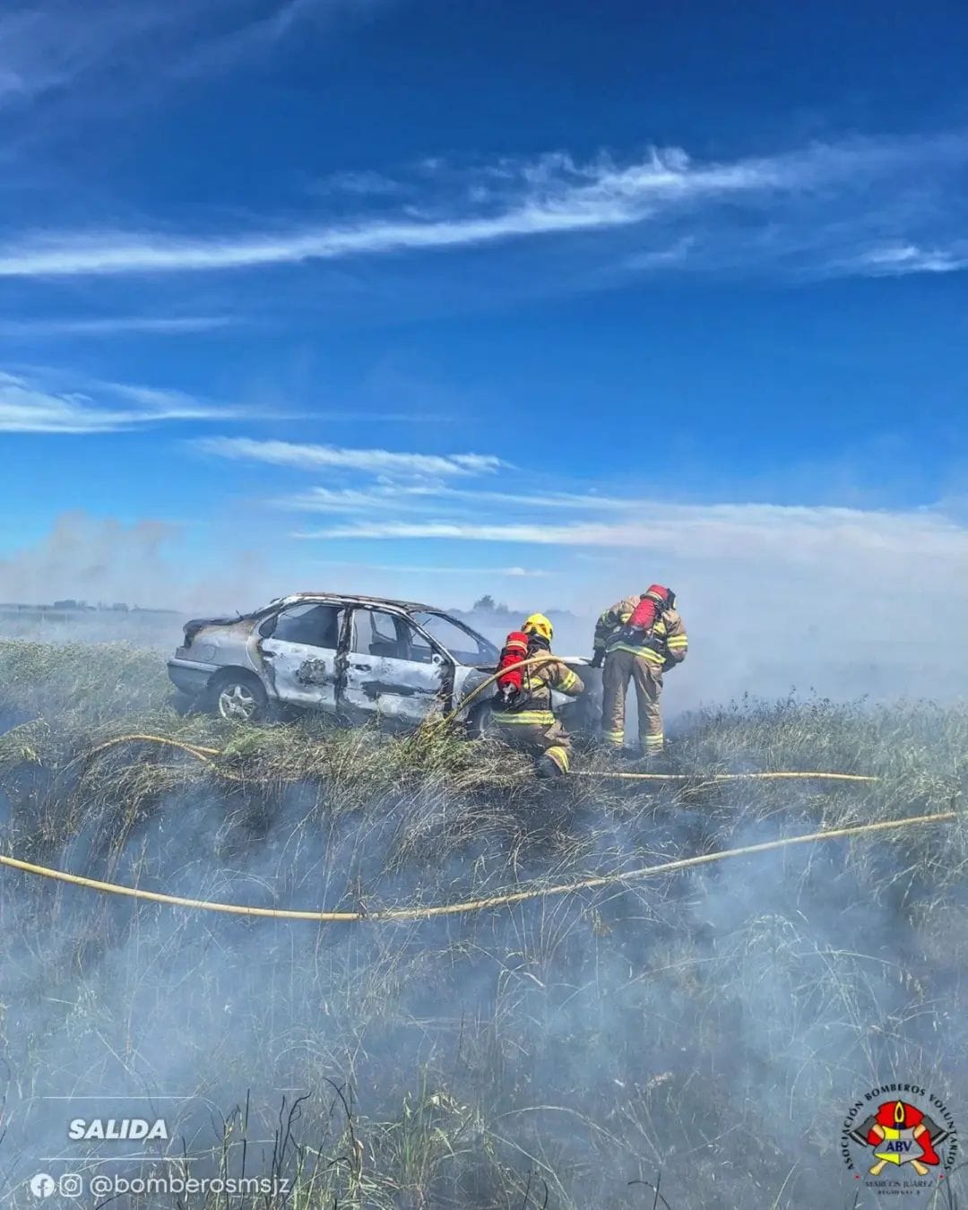 Incendio vehicular en la Ruta 9: Bomberos Voluntarios de Marcos Juárez sofocaron las llamas