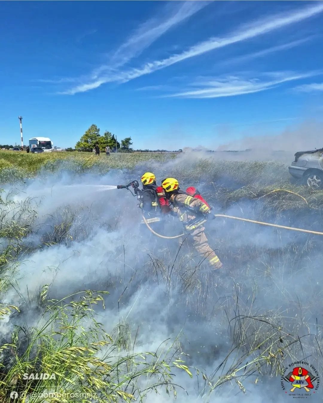 Incendio vehicular en la Ruta 9: Bomberos Voluntarios de Marcos Juárez sofocaron las llamas
