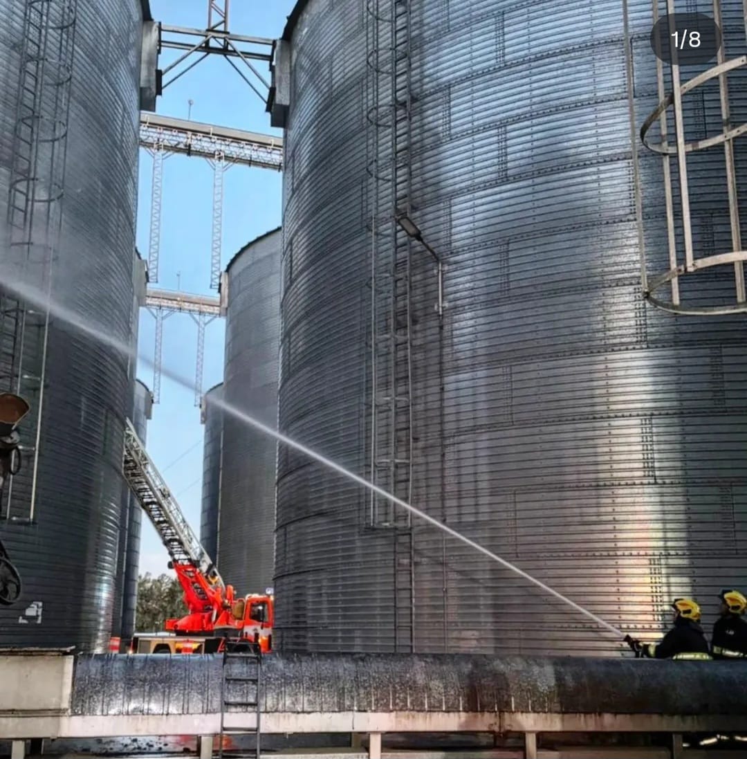 Luego de Siete horas de trabajo los Bomberos de Marcos Juárez logran controlar un incendio en un silo 
