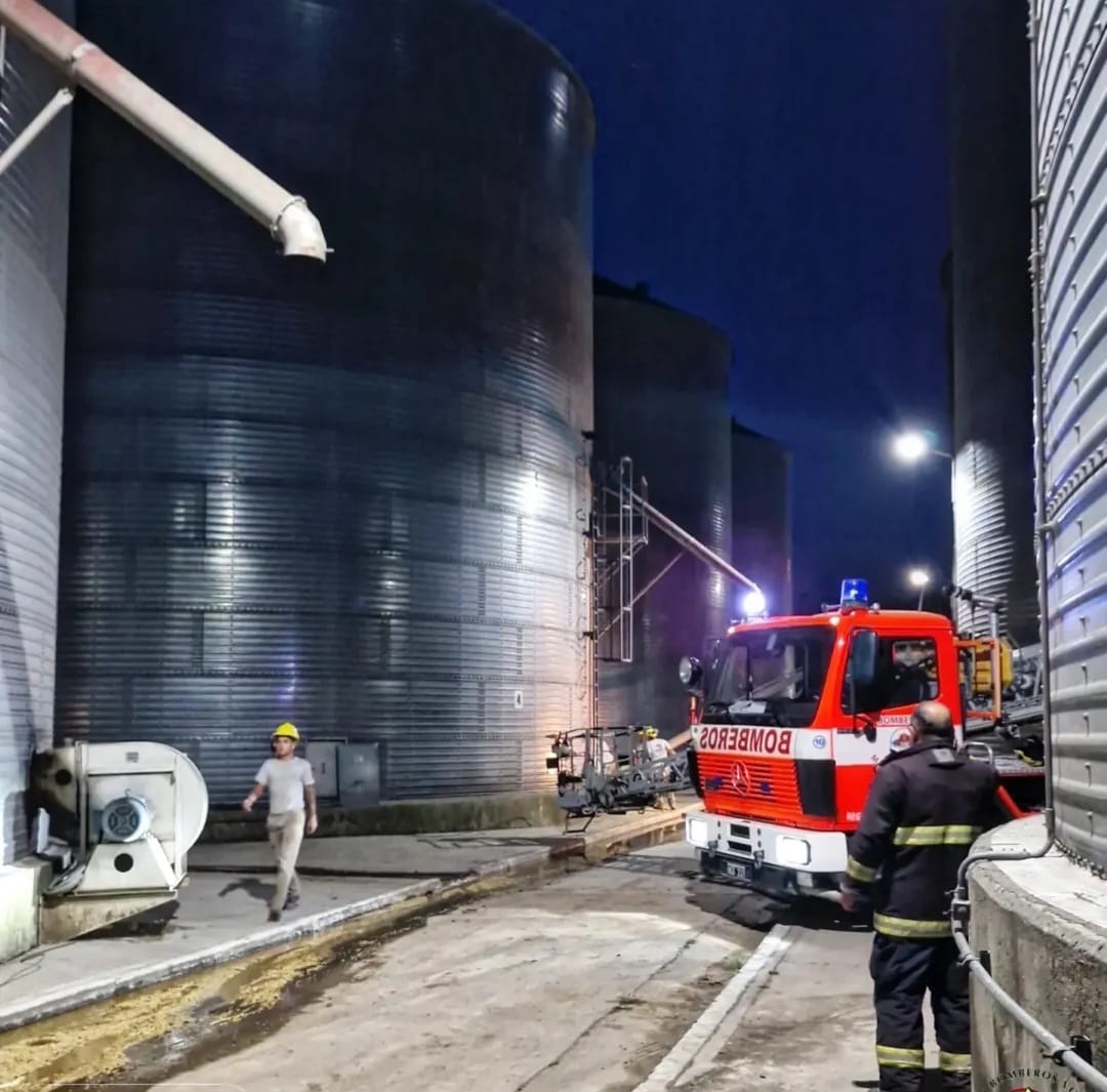 Luego de Siete horas de trabajo los Bomberos de Marcos Juárez logran controlar un incendio en un silo 
