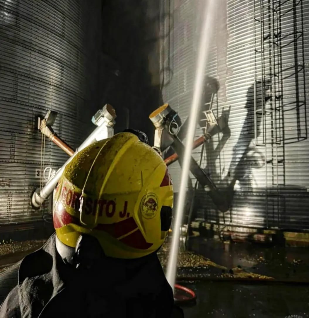 Luego de Siete horas de trabajo los Bomberos de Marcos Juárez logran controlar un incendio en un silo 

