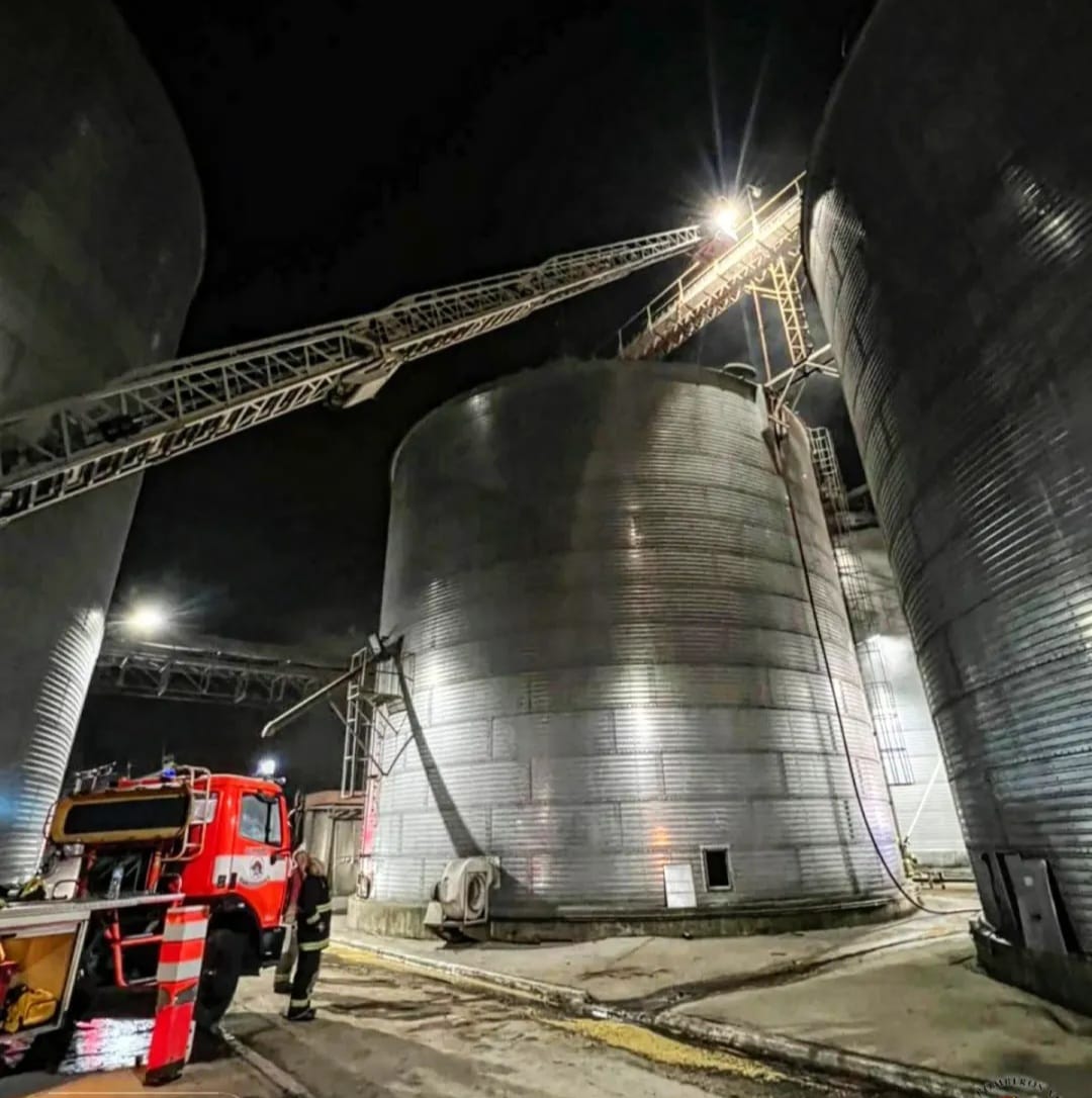 Luego de Siete horas de trabajo los Bomberos de Marcos Juárez logran controlar un incendio en un silo 
