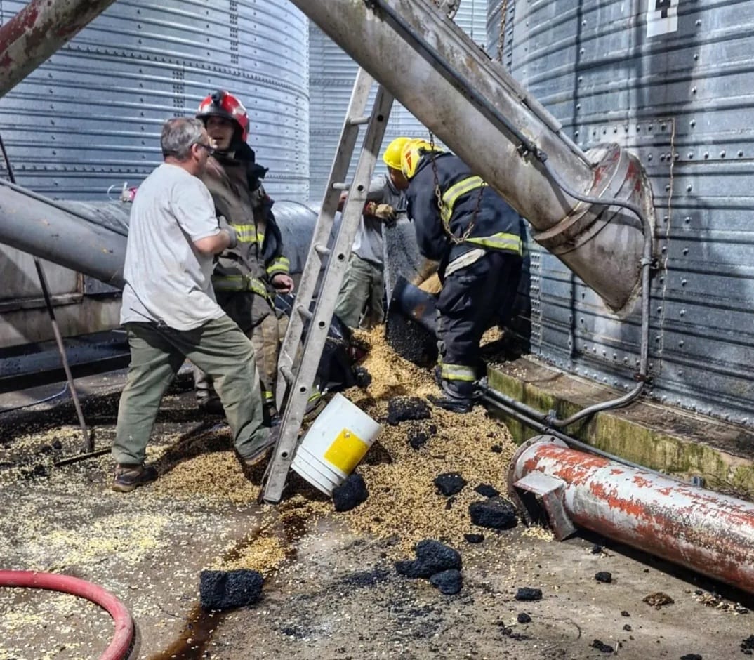 Luego de Siete horas de trabajo los Bomberos de Marcos Juárez logran controlar un incendio en un silo 
