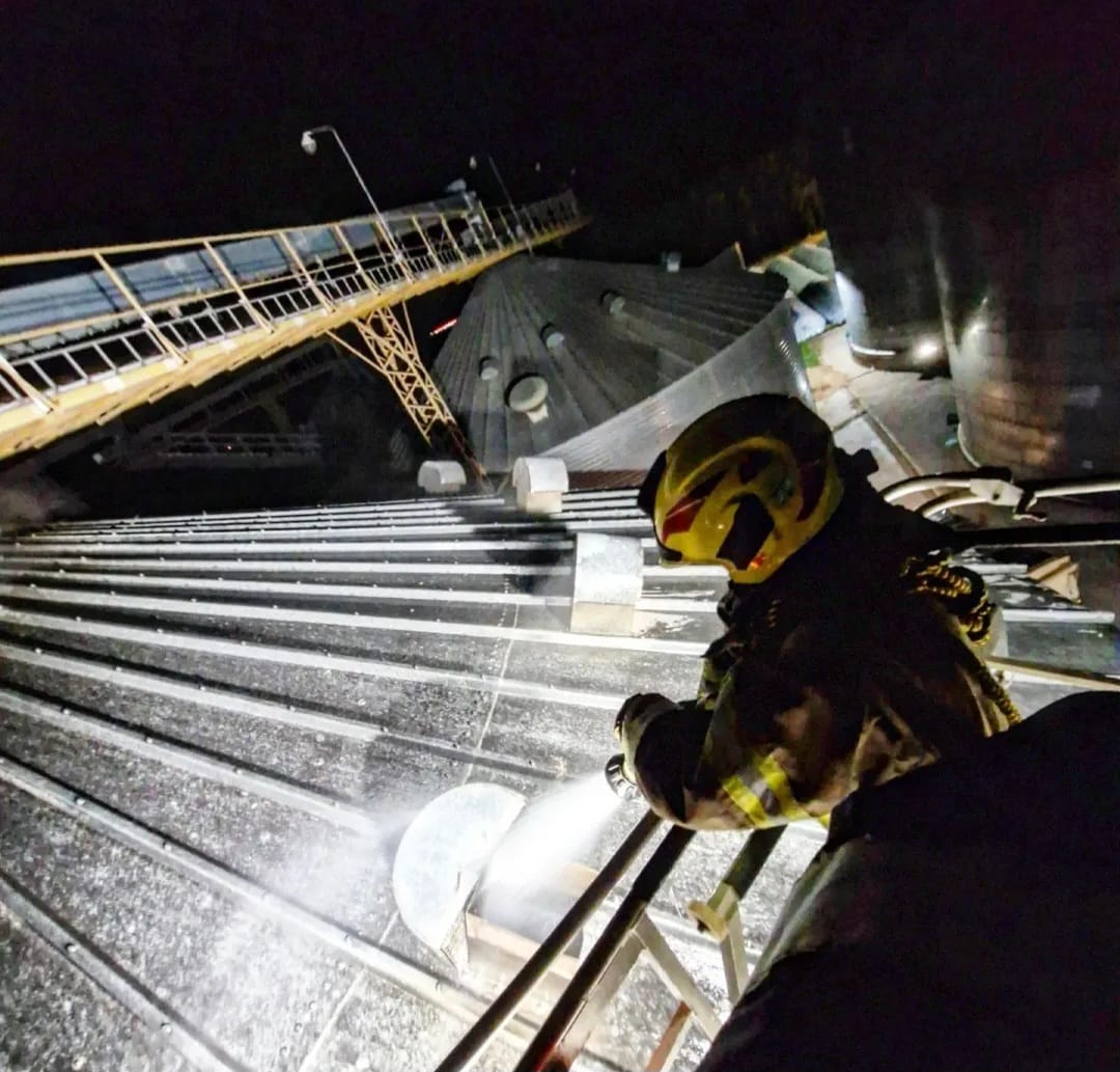 Luego de Siete horas de trabajo los Bomberos de Marcos Juárez logran controlar un incendio en un silo 
