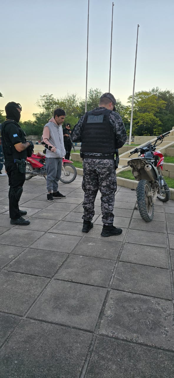 Secuestran 20 motocicletas y detienen a dos personas en operativo interfuerza en Marcos Juárez