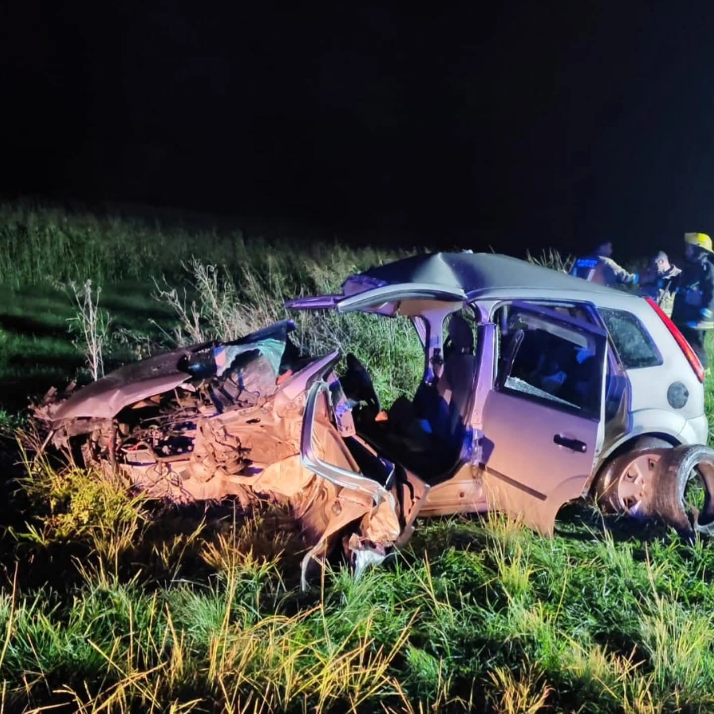 Un auto perdió el control en Ruta 6 chocó contra un camión y dejó heridos graves