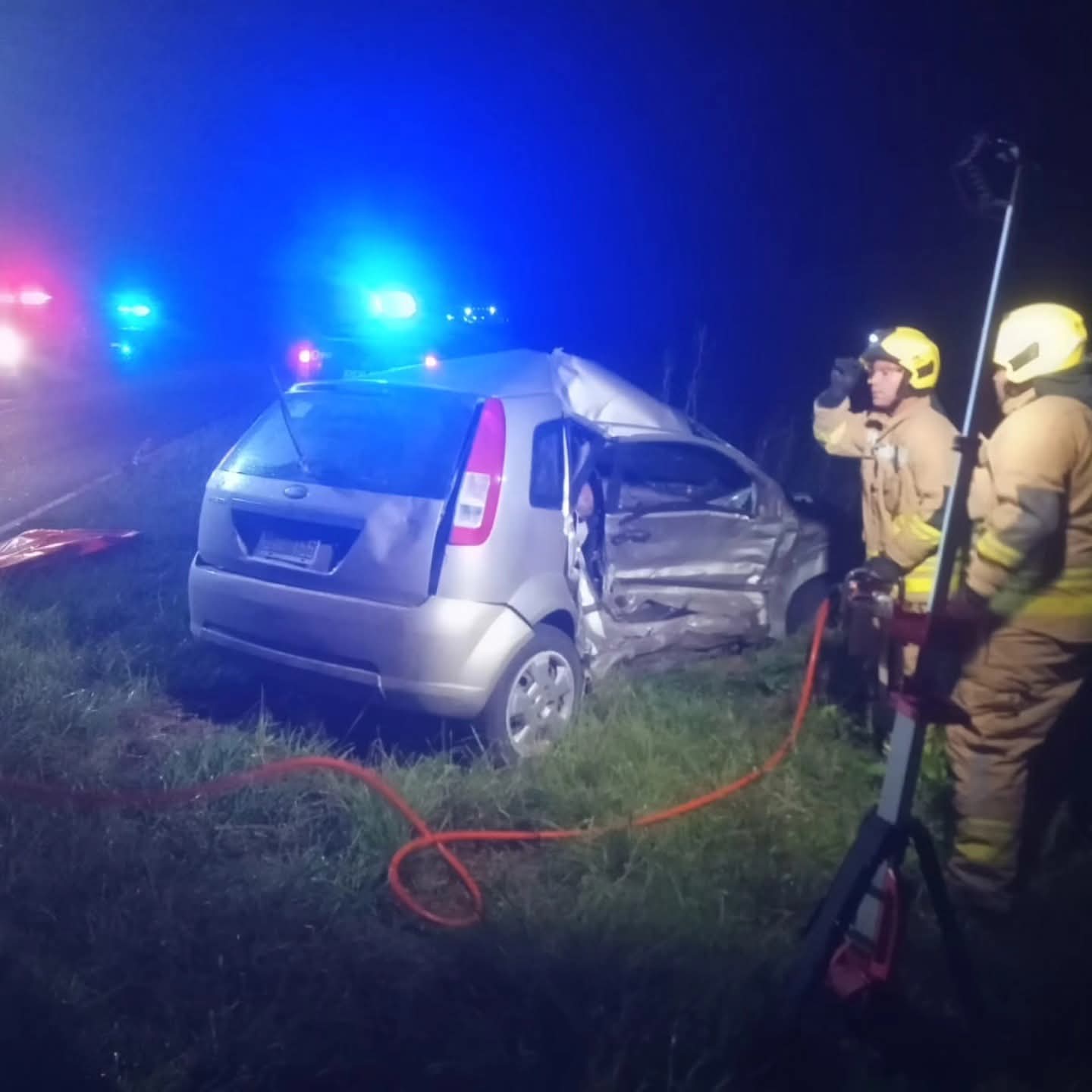 Un auto perdió el control en Ruta 6 chocó contra un camión y dejó heridos graves