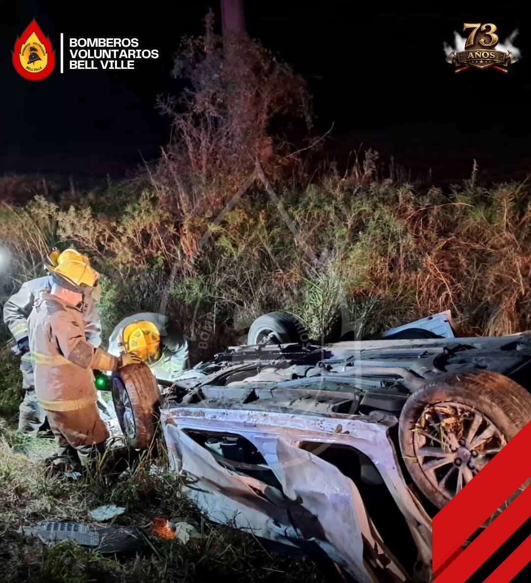 Conmoción en Bell Ville por un vuelco fatal: dos jóvenes de 17 y 18 años fallecieron, tres continúan internados estables y uno ya fue dado de alta