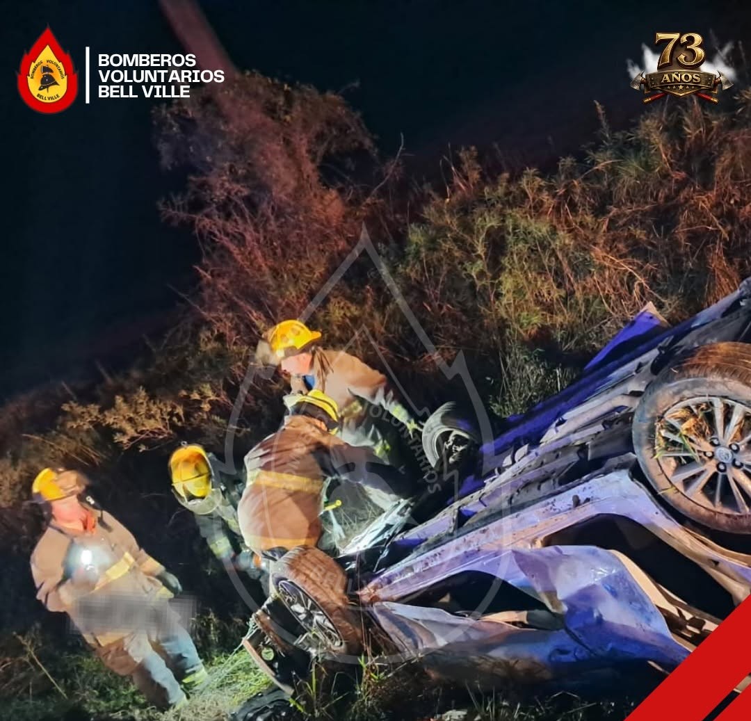 Conmoción en Bell Ville por un vuelco fatal: dos jóvenes de 17 y 18 años fallecieron, tres continúan internados estables y uno ya fue dado de alta