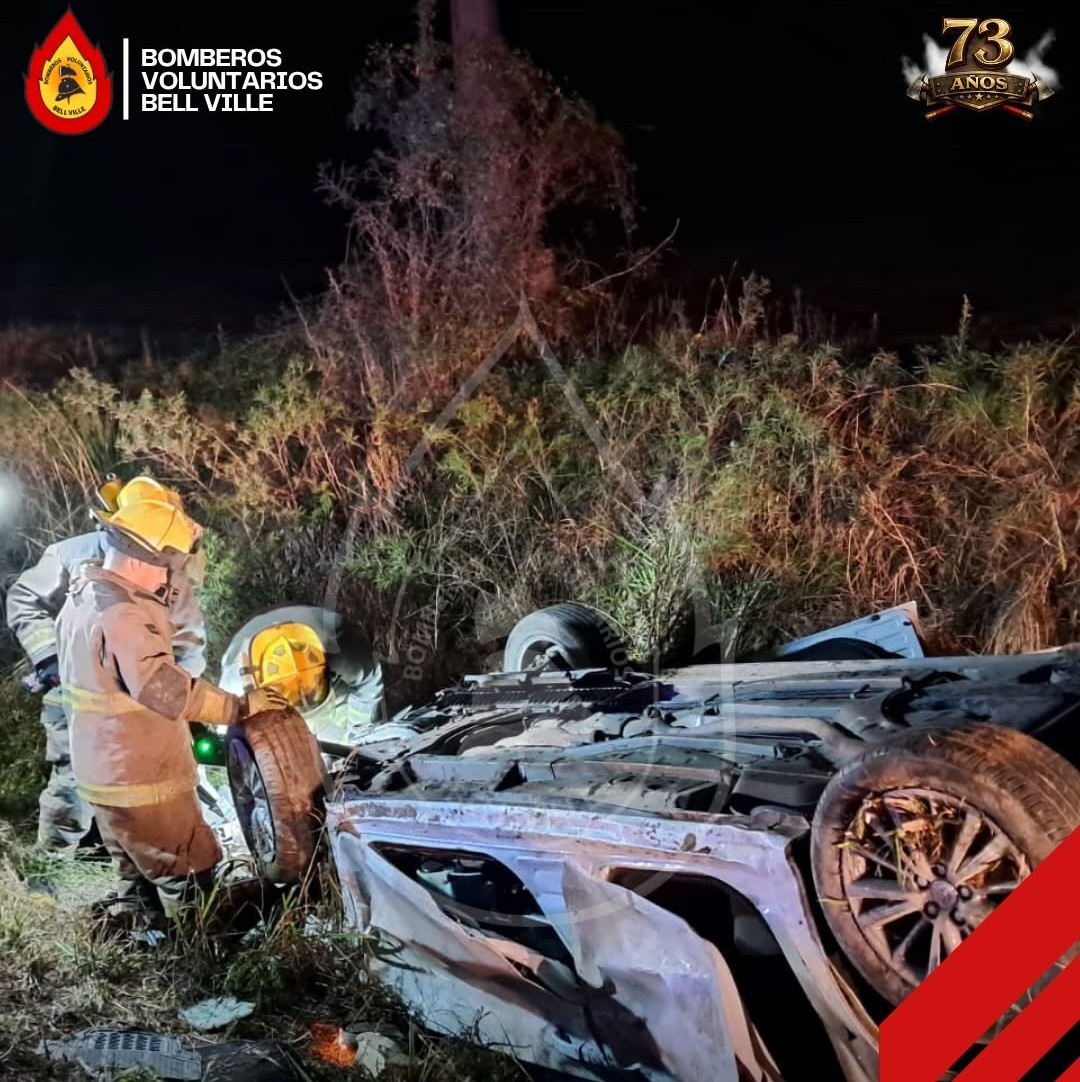 Conmoción en Bell Ville por un vuelco fatal: dos jóvenes de 17 y 18 años fallecieron, tres continúan internados estables y uno ya fue dado de alta