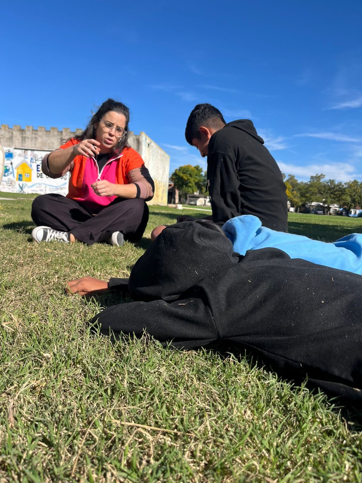 La Escuela de Oficios suma valor al Ropero Comunitario con un proyecto de reutilización de prendas