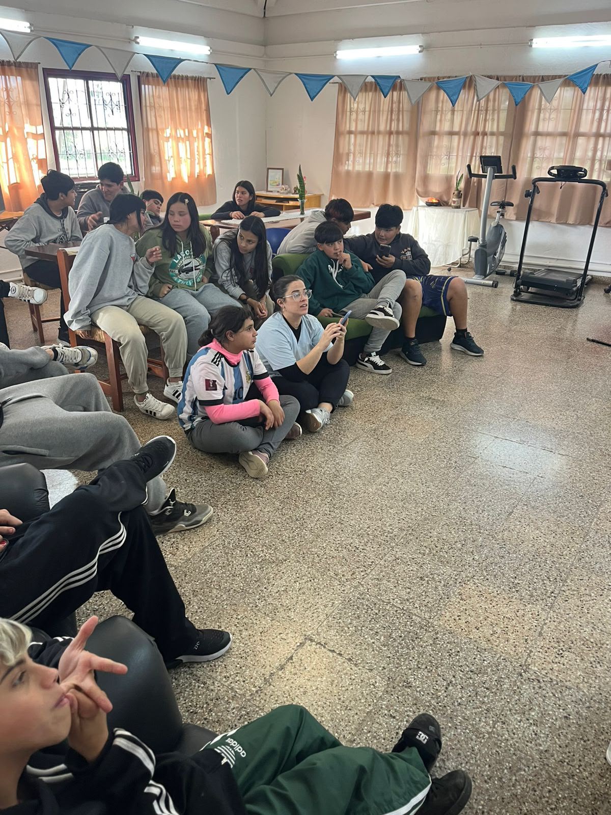 La Escuela de Oficios suma valor al Ropero Comunitario con un proyecto de reutilización de prendas