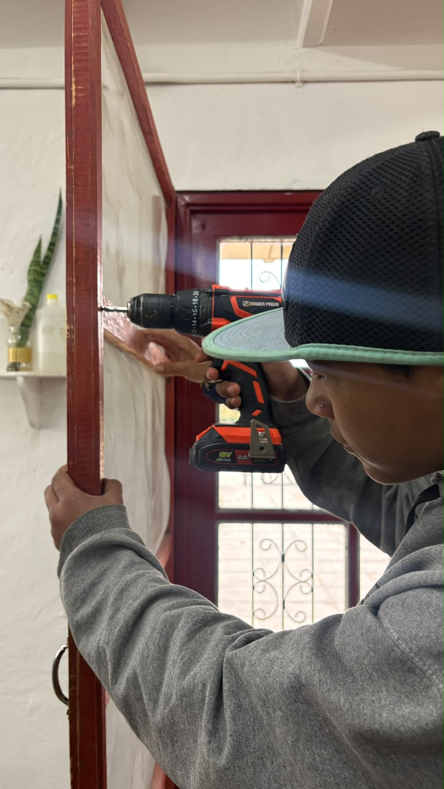La Escuela de Oficios suma valor al Ropero Comunitario con un proyecto de reutilización de prendas