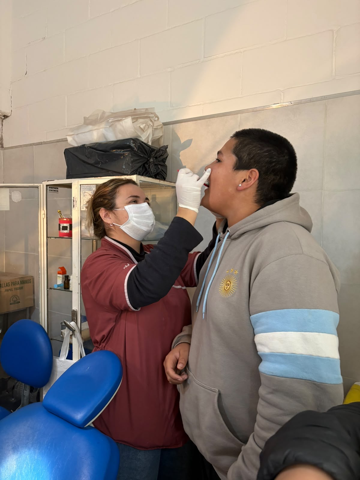 La Escuela de Oficios suma valor al Ropero Comunitario con un proyecto de reutilización de prendas
