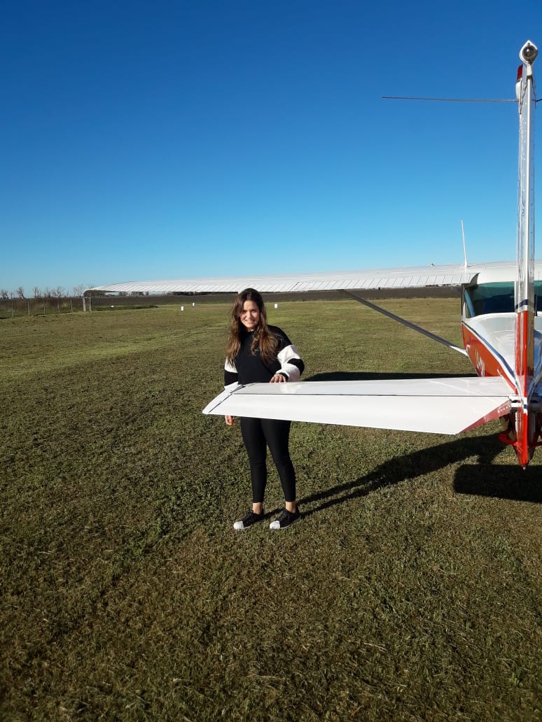 Andrea Garay, primer mujer piloto de la región recibida en aviación 

