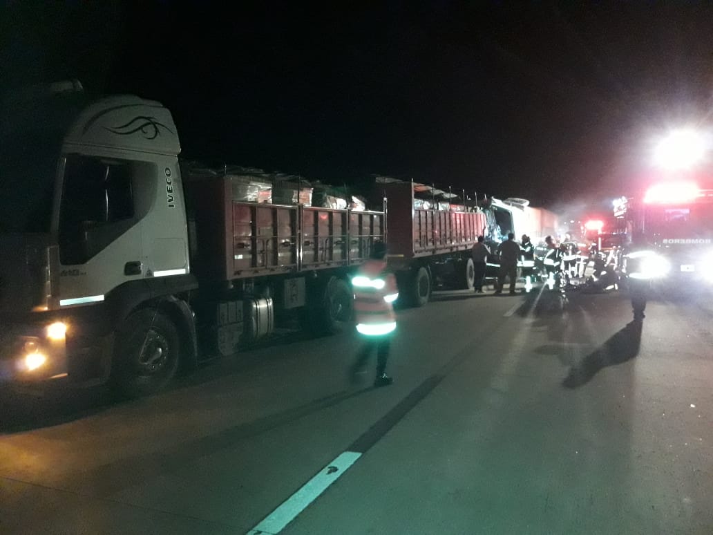 Leones: camionero quedó atrapado al chocar a otro camión