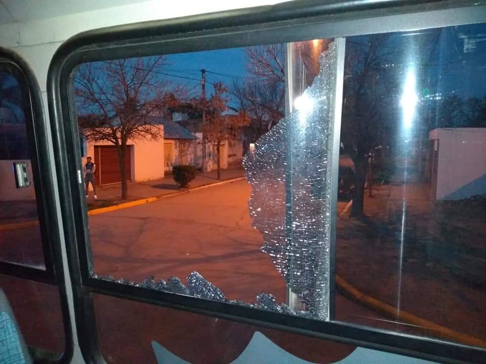 Apedrearon el ómnibus del Centro Deportivo Roca en Ordoñez